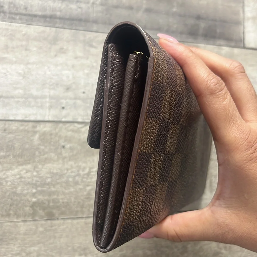 LOUIS VUITTON Damier Ebene Sarah Wallet - Picture 10 of 11